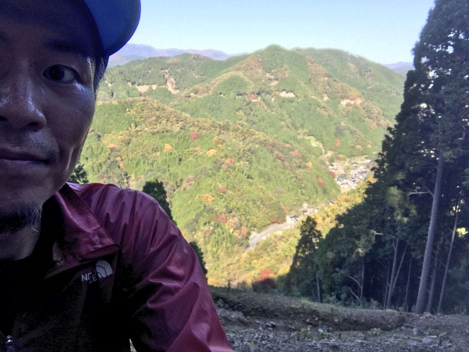 紅葉の山を走る下川倫史